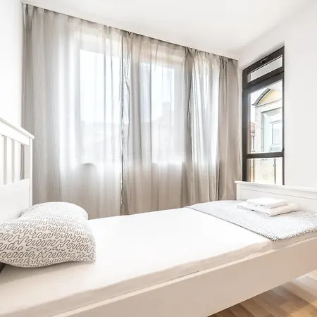 Top Central Apartment Near The Sea Garden